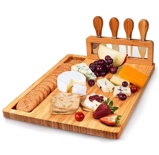 Plateau apéritif en bois avec couteaux 